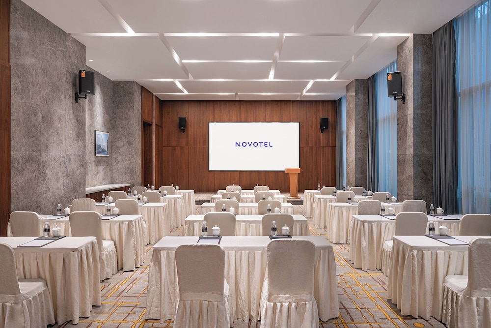Novotel Shanghai Baoshan Jiusi 35/46