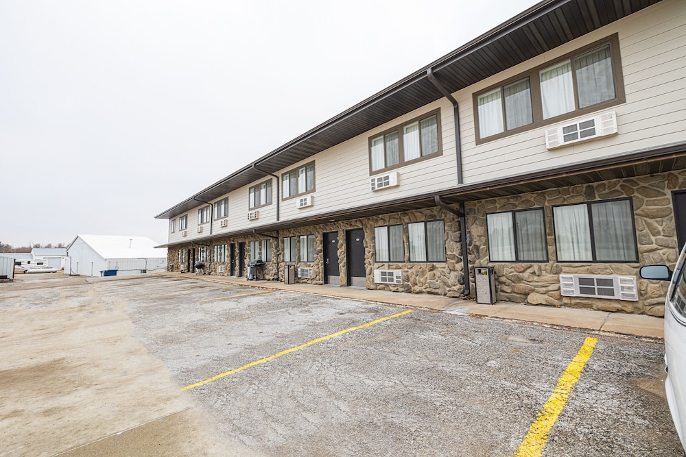 Harlan Inn and Suites By OYO Harlan 44/56