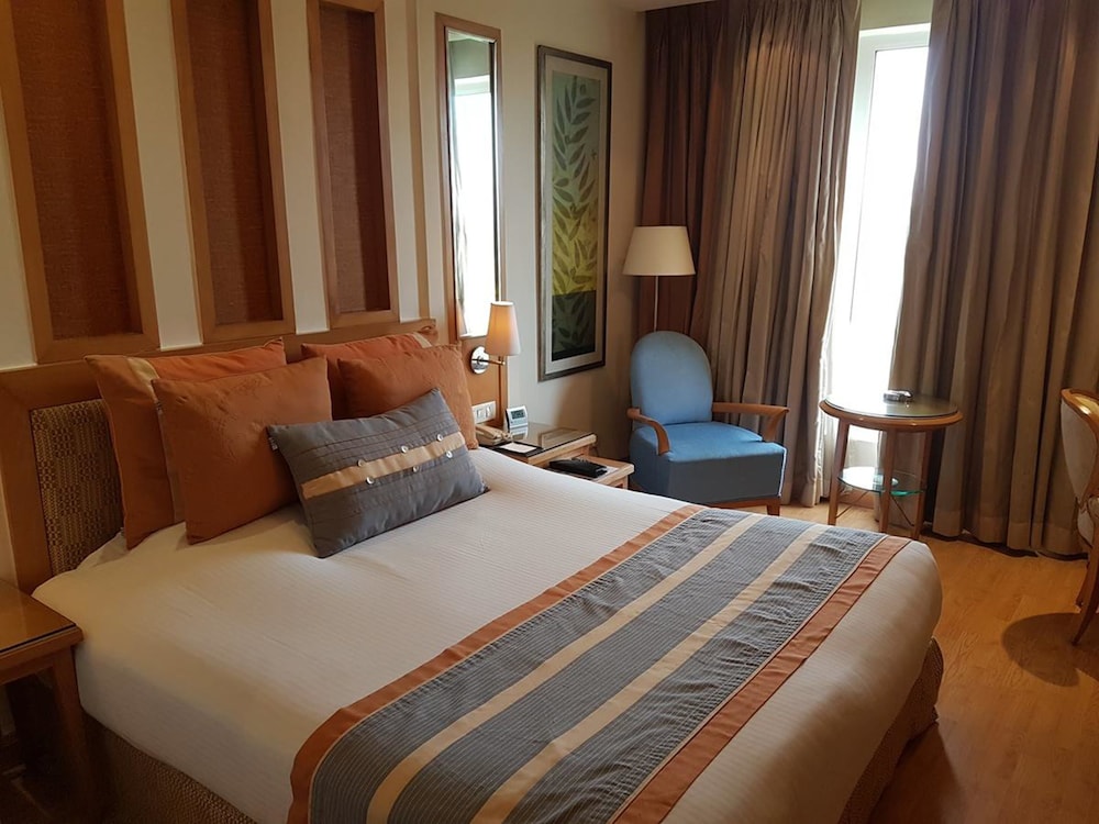 DELUXE, TWIN BEDS, CITY VIEW, SMOKING
