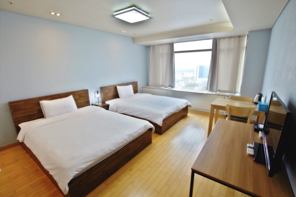 STANDARD, 2 QUEEN BEDS