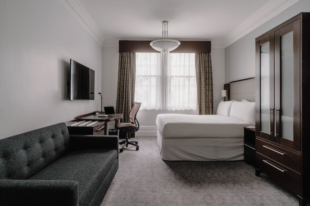 SUPERIOR, QUEEN BED, SOFA
