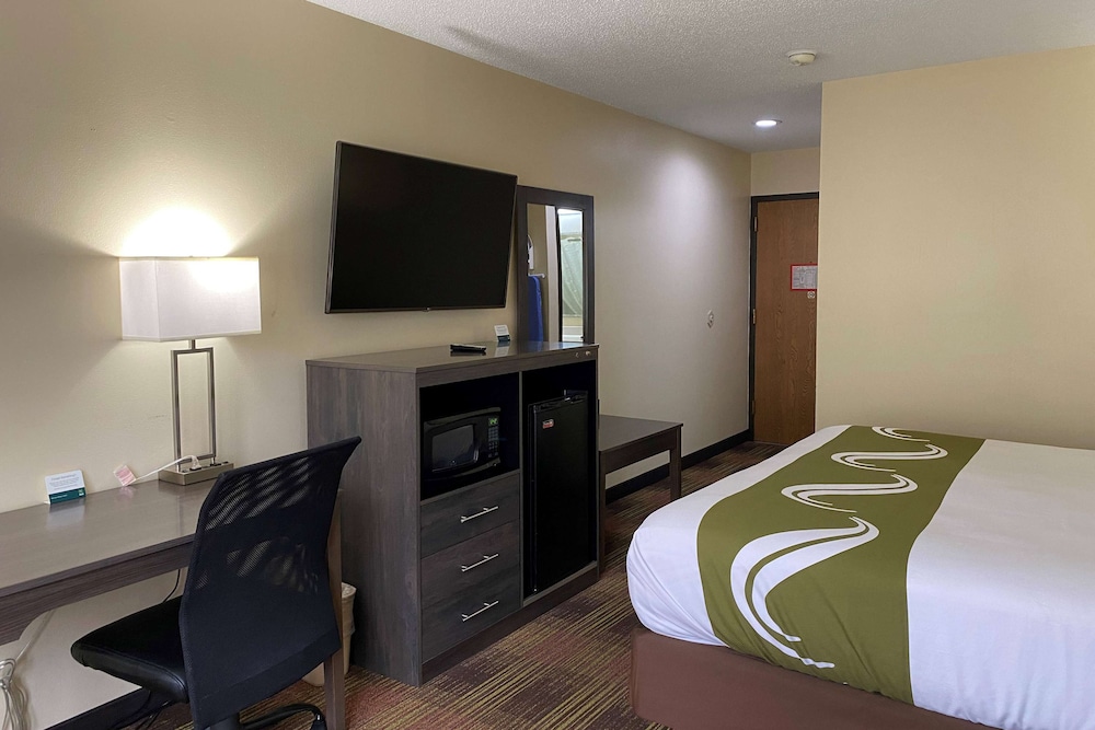 AmericInn by Wyndham Fort Atkinson 29/37