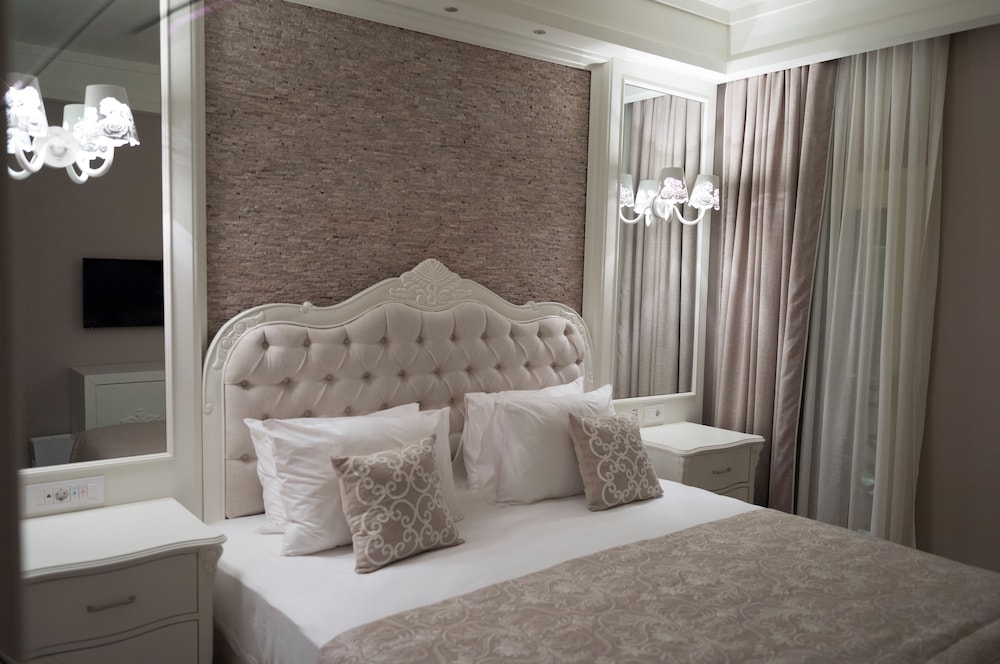 ROOM, DOUBLE BED