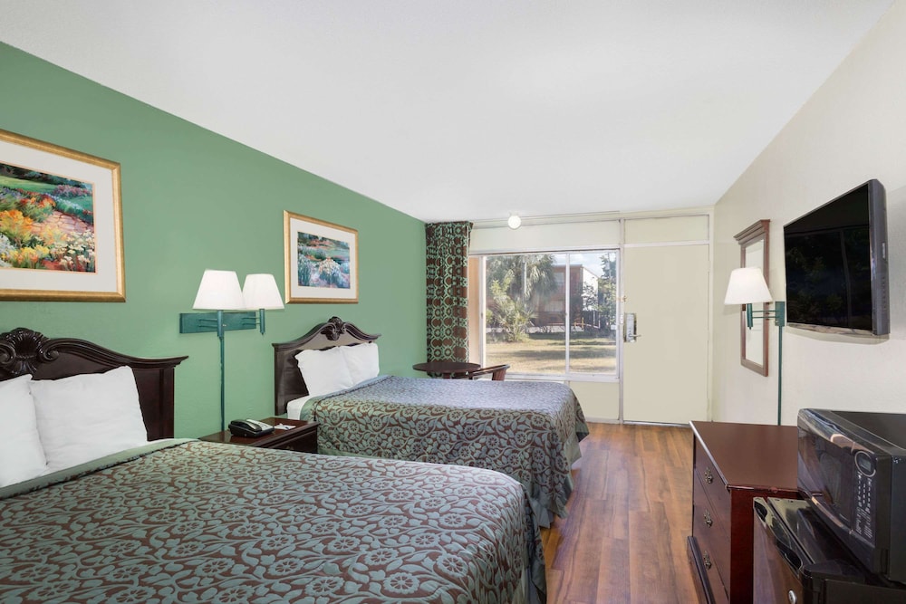 Travelodge by Wyndham Fort Myers North 12/36