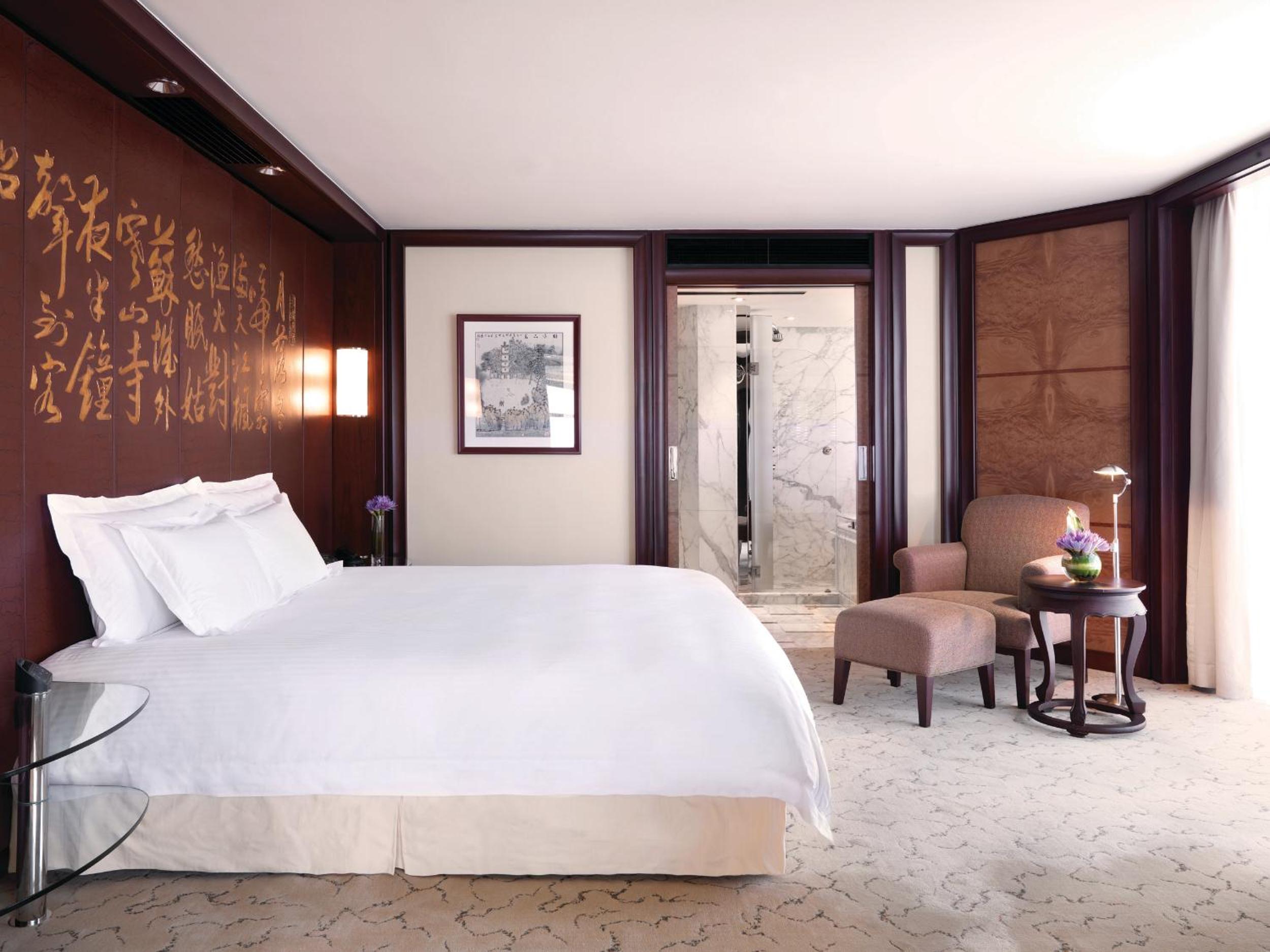 Diplomat, Suite