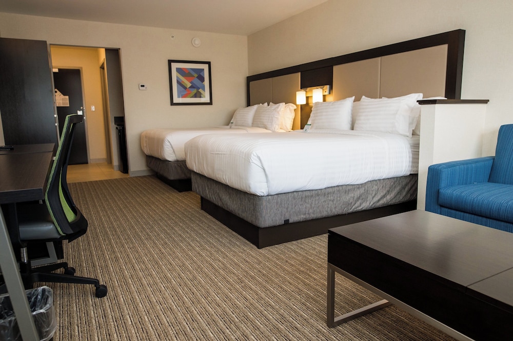 Suite, 2 Queen Beds 3/4