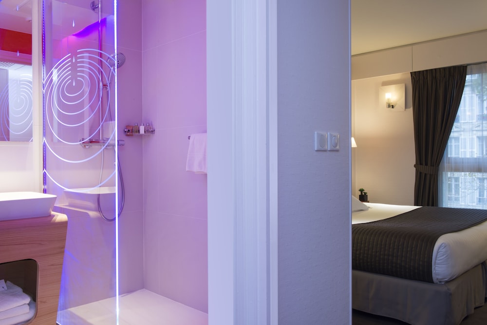Ampere Hotel 15/80