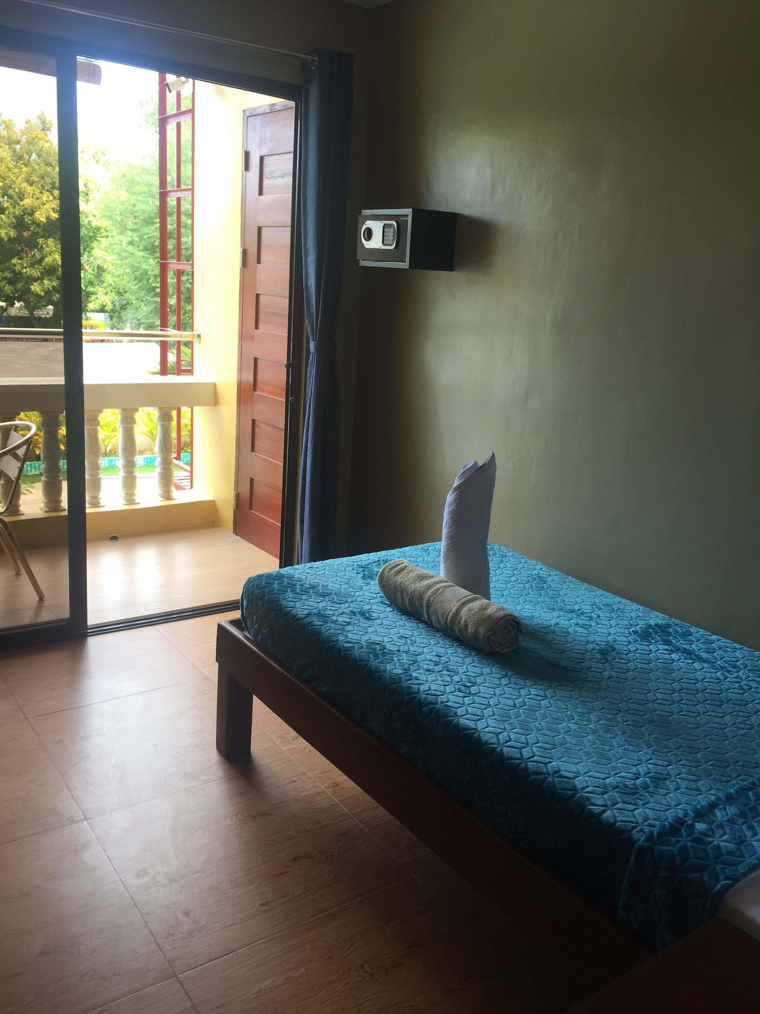 ROOM, SINGLE