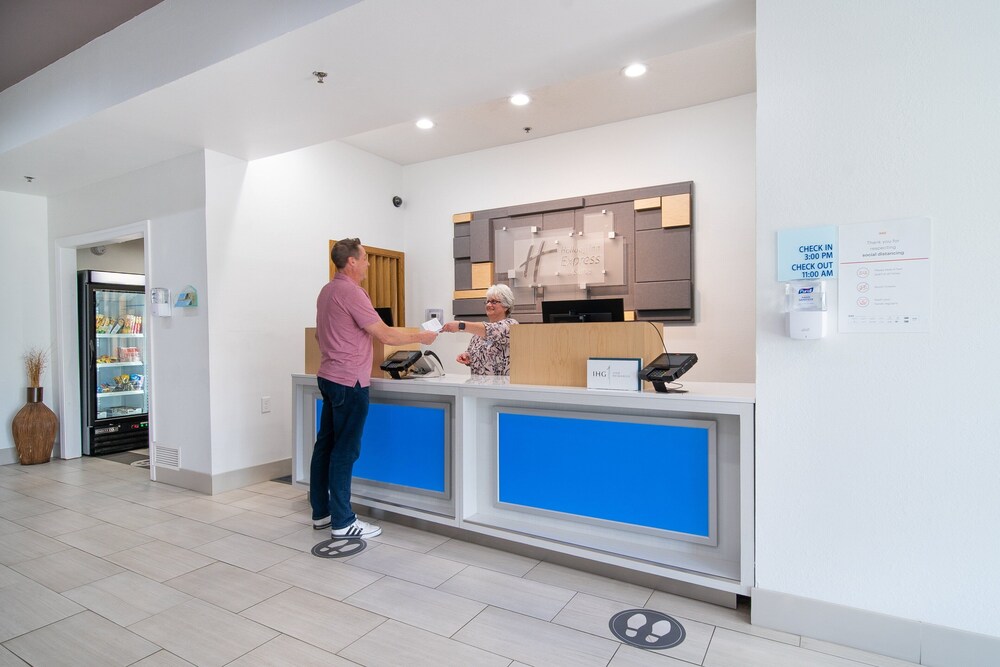 Holiday Inn Express Hotel Suites Bedford 5/53