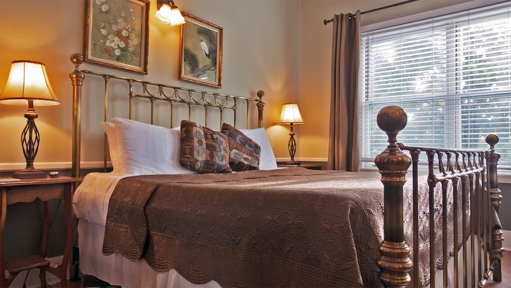 Cinnamon Bear Creekside Inn 21/59