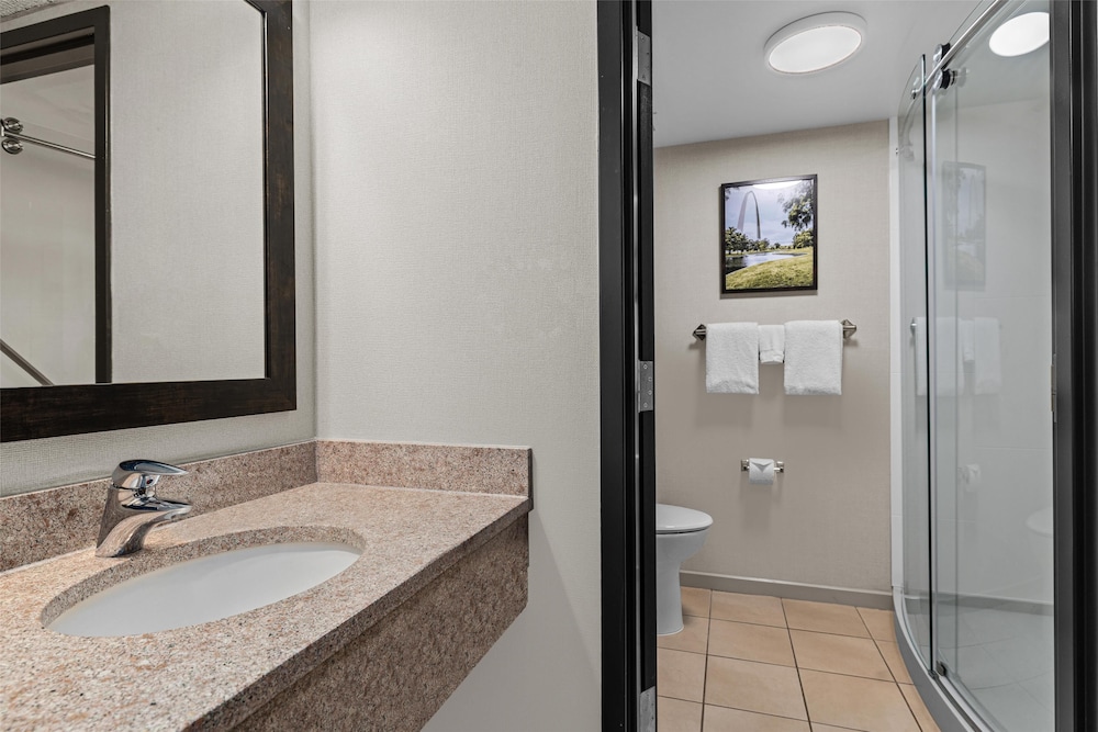 غرفة ديلوكس بسرير كينج في طابق مرتفع، Drury Inn and Suites Creve Coeur St Louis 2/2