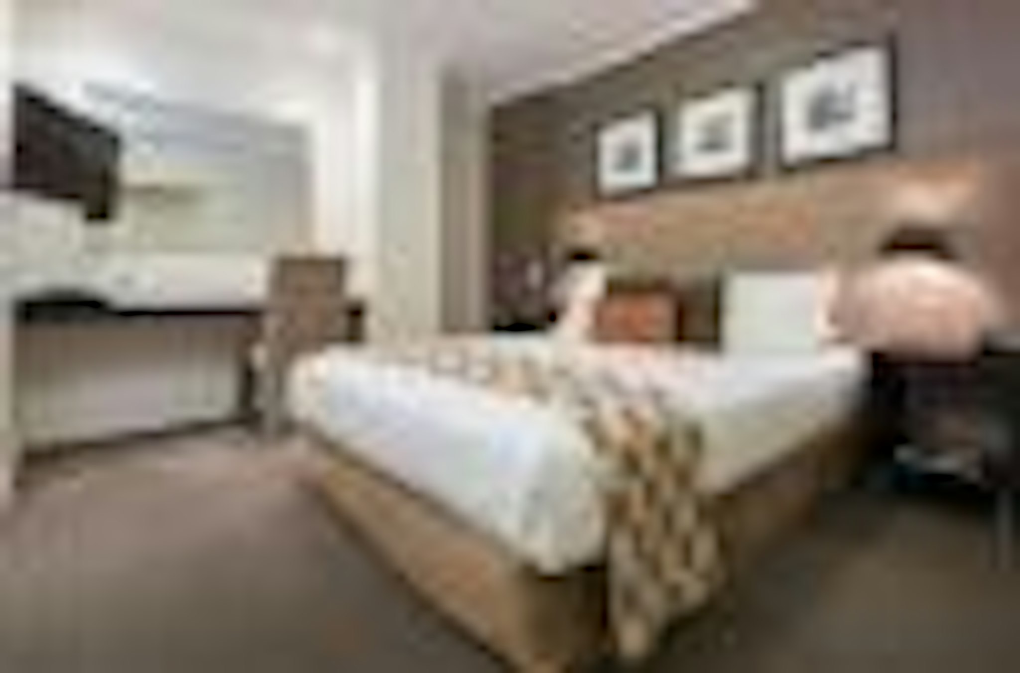 Hotel On Devonport 8/27
