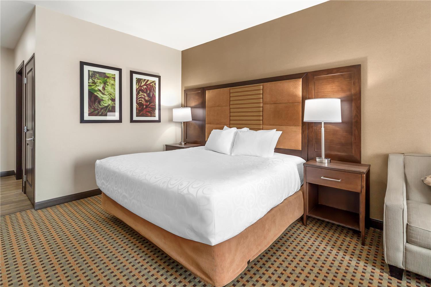 غرفة بسرير كينج مع أريكة، Best Western Plus Hinton Inn and Suites 2/3
