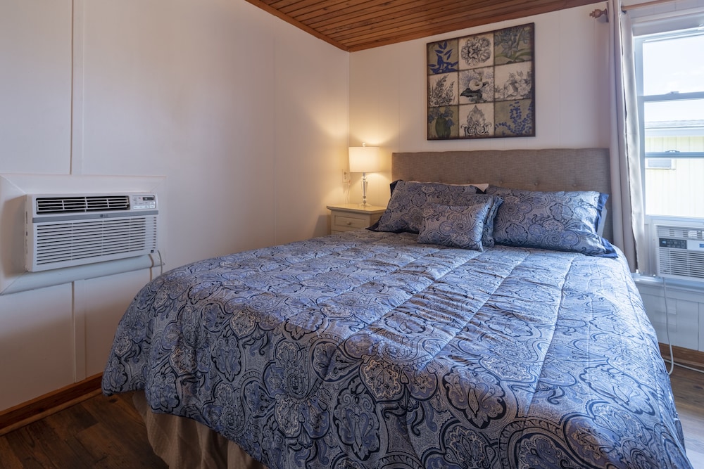Bridge, Queen Bed