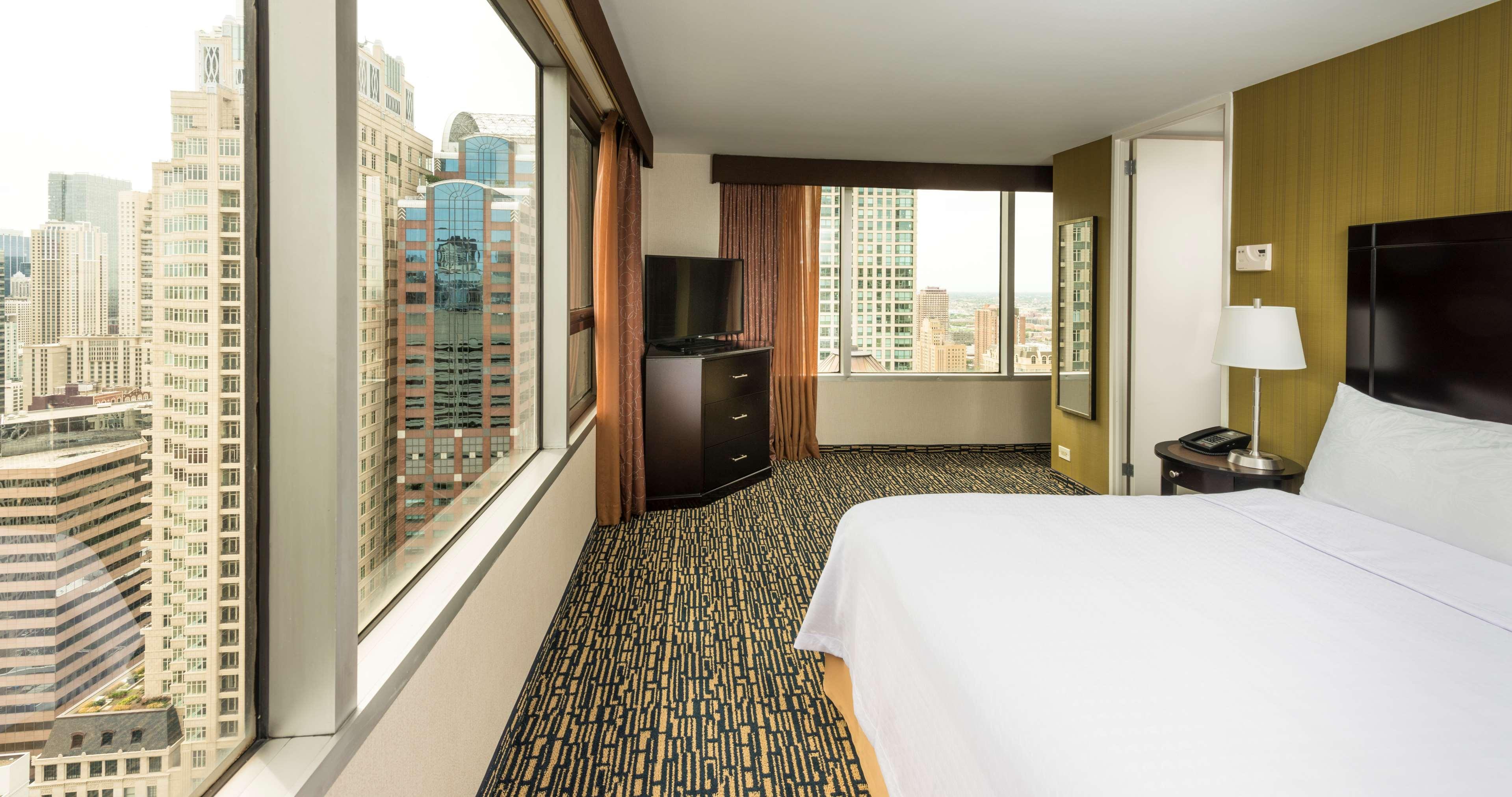 1 BEDROOM, PREMIUM, SUITE, KING BED, LAKE VIEW