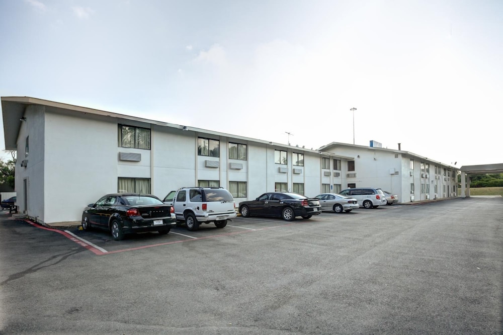 Motel6 Dallas, TX - South 32/43