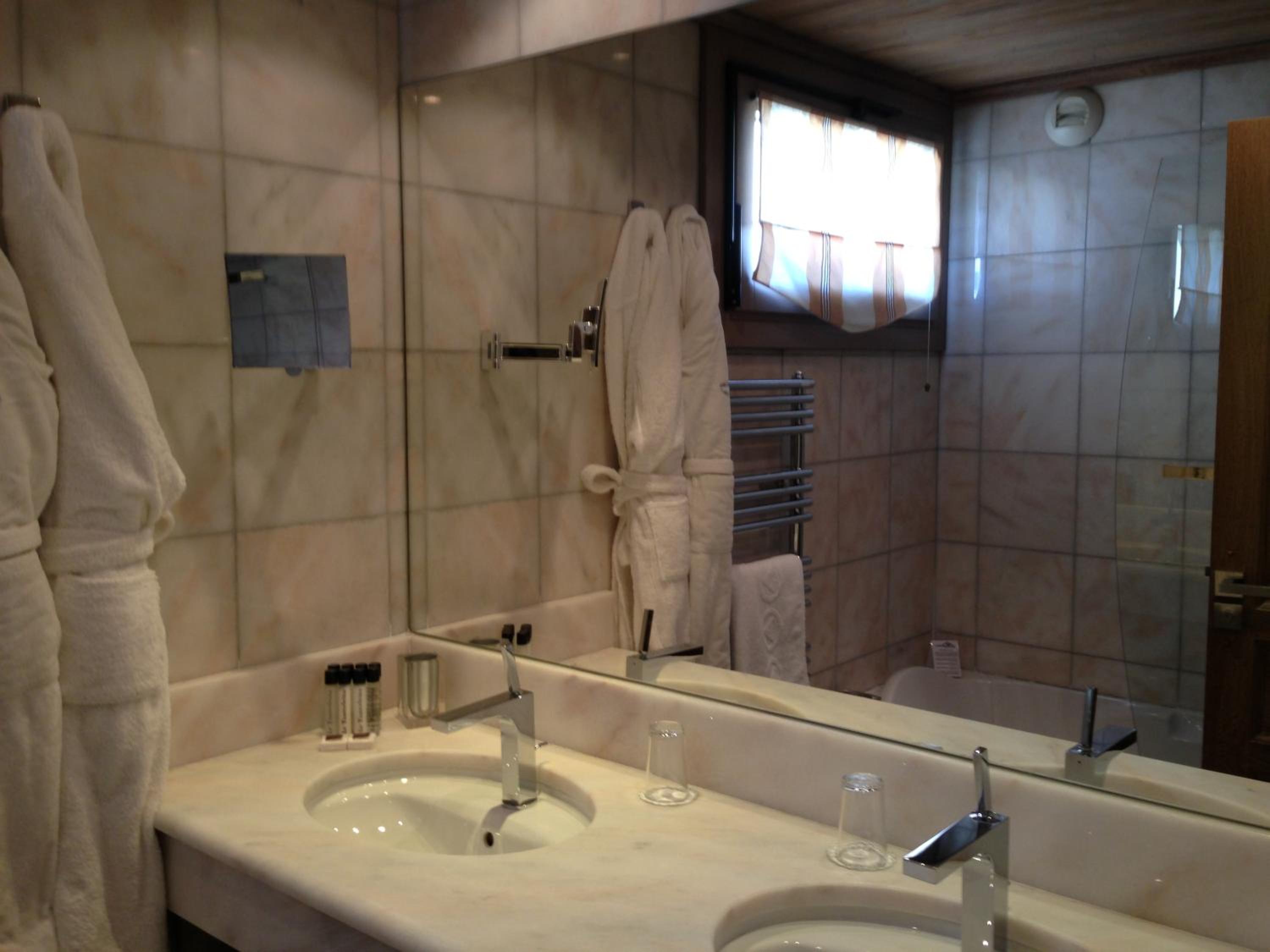 غرفة كلاسيكية بسرير مزدوج بإطلالة على الجبل، Hôtel Tsanteleina 8/10