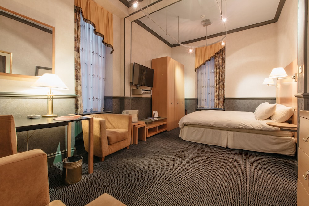 Regency Hotel 24/37