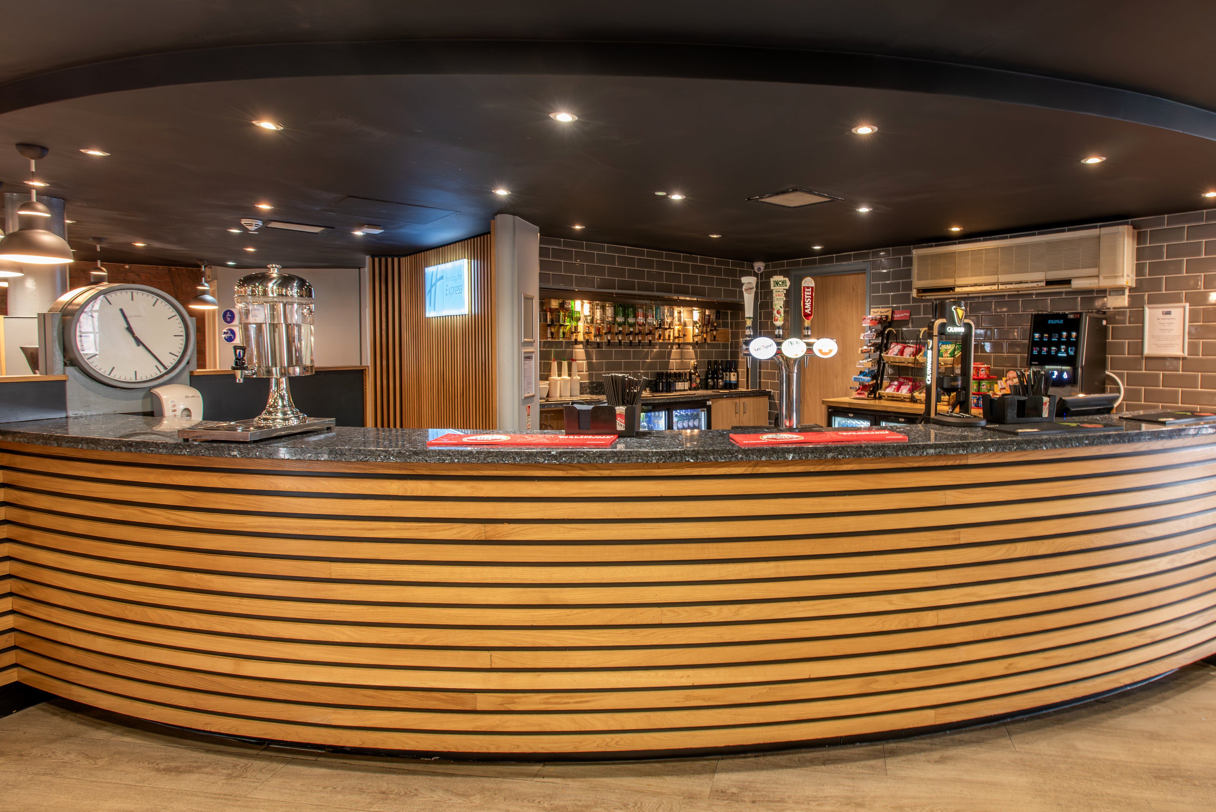Holiday Inn Express Liverpool Royal Albert Dock 16/76