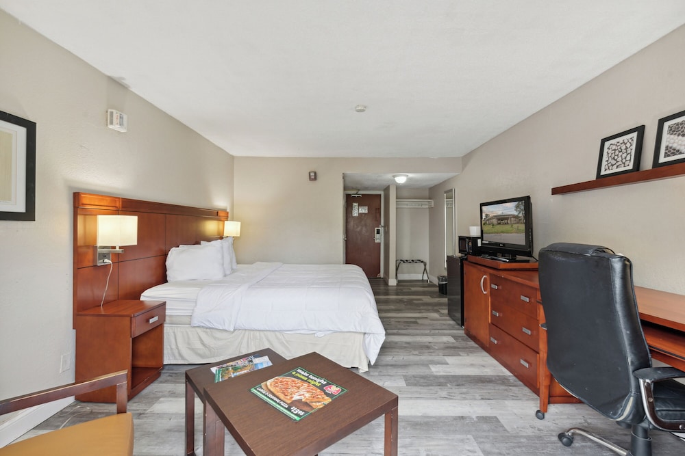 Days Inn by Wyndham Toledo 14/37