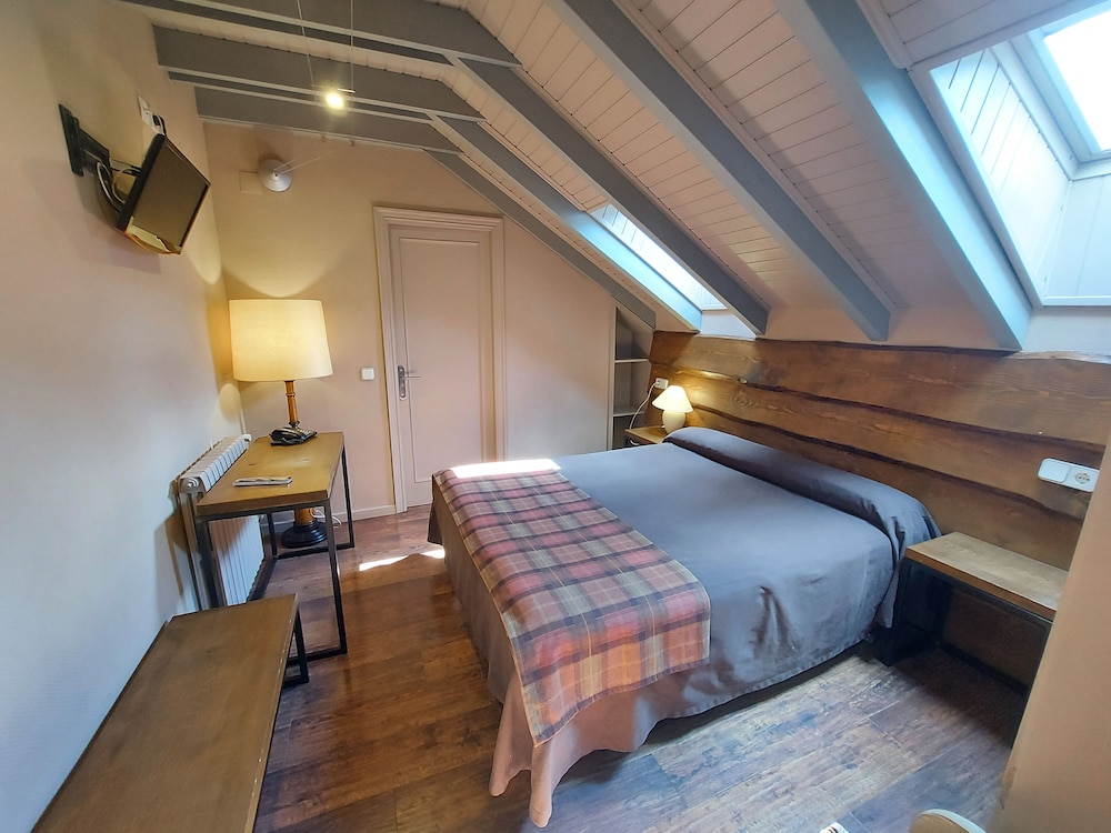 Room, Queen Bed, Small, Attic