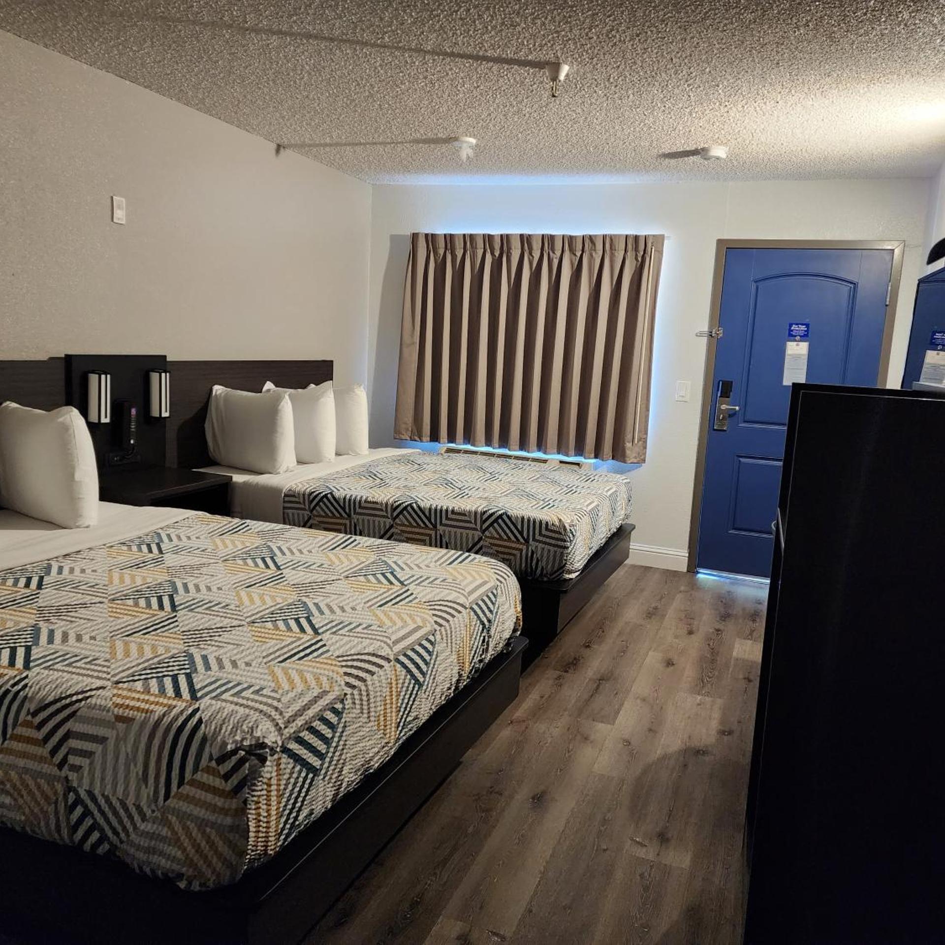 ROOM, QUADRUPLE