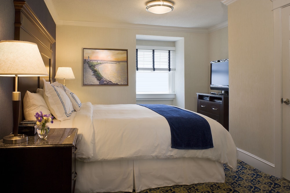 Newport Beach Hotel Suites 21/69