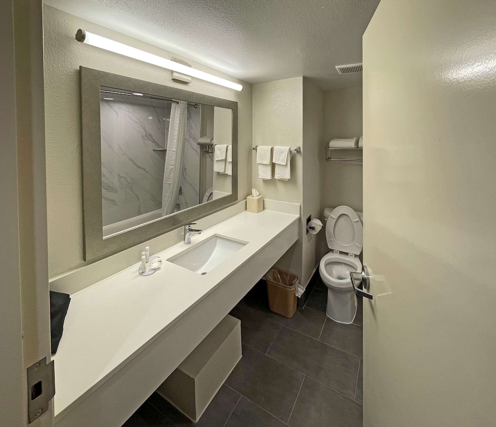 Quality Suites Houston Hobby Airport Ex Super 8 30/33