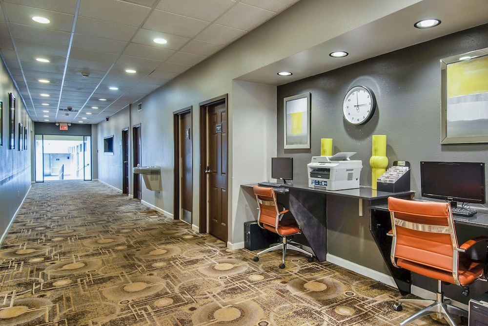 Days Inn & Suites by Wyndham Johnson City 29/36