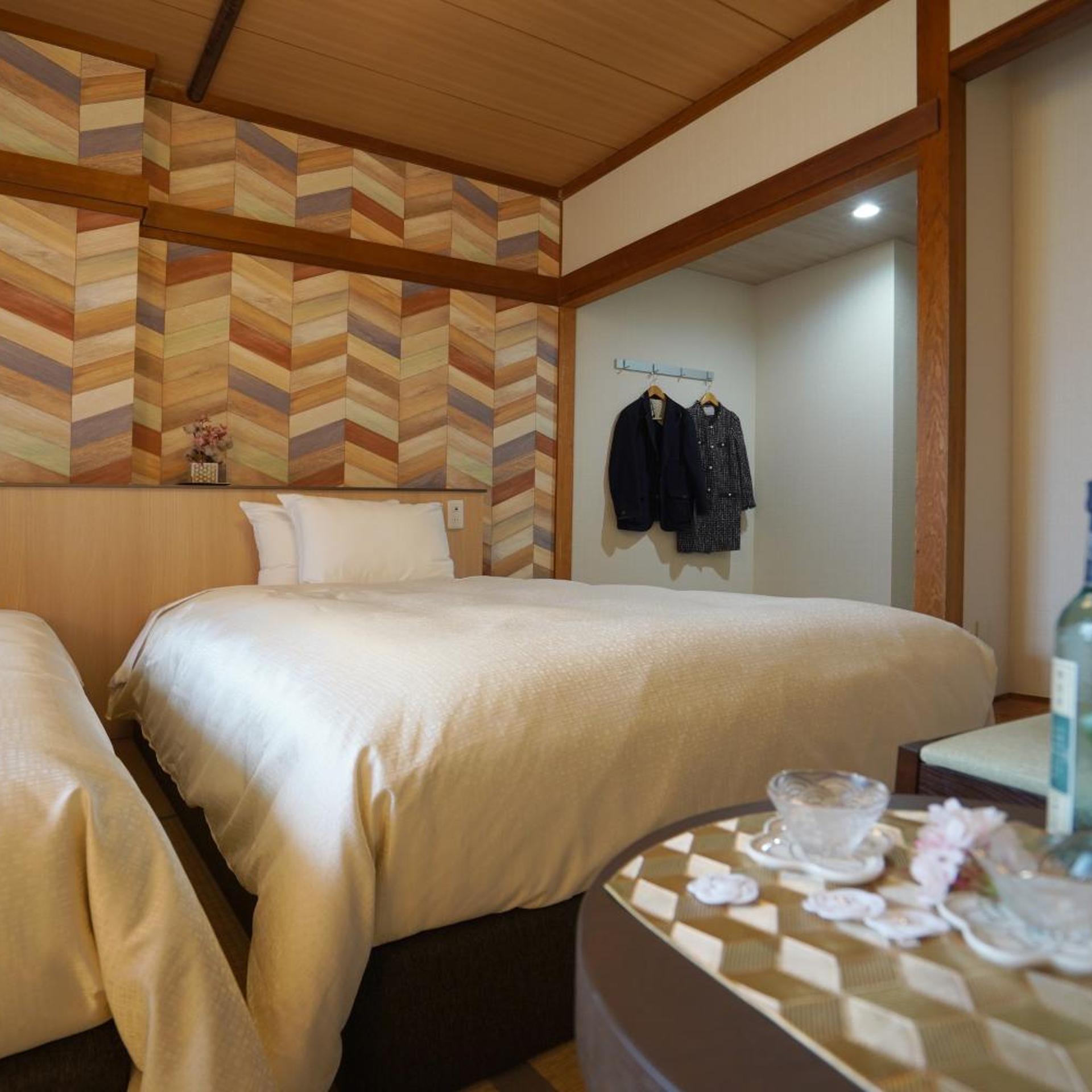 Japanese, Twin Beds