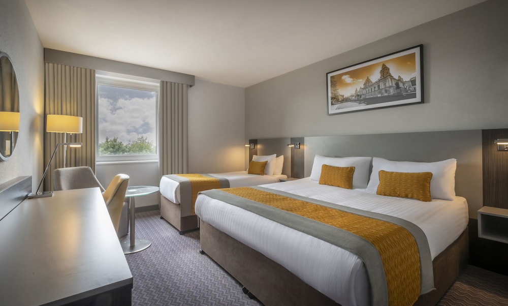 غرفة عائلية صغيرة بسرير مزدوج وسرير فردي، Maldron Hotel Belfast International Airport 4/8