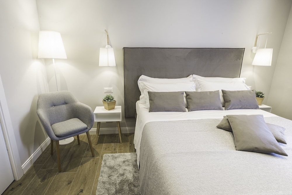 Colonna Luxury Suites 11/29