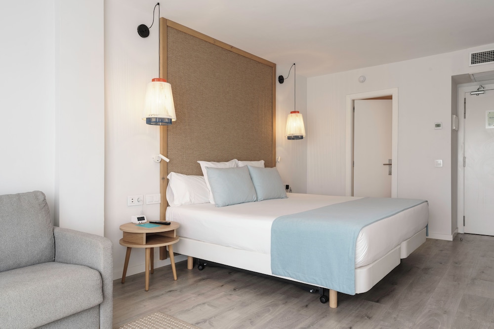 JUNIOR SUITE, PARTIAL SEA VIEW, BALCONY