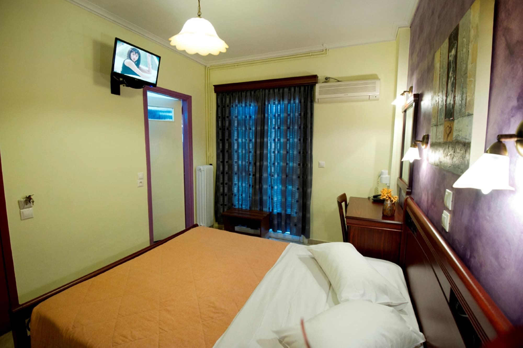 ROOM, DOUBLE BED