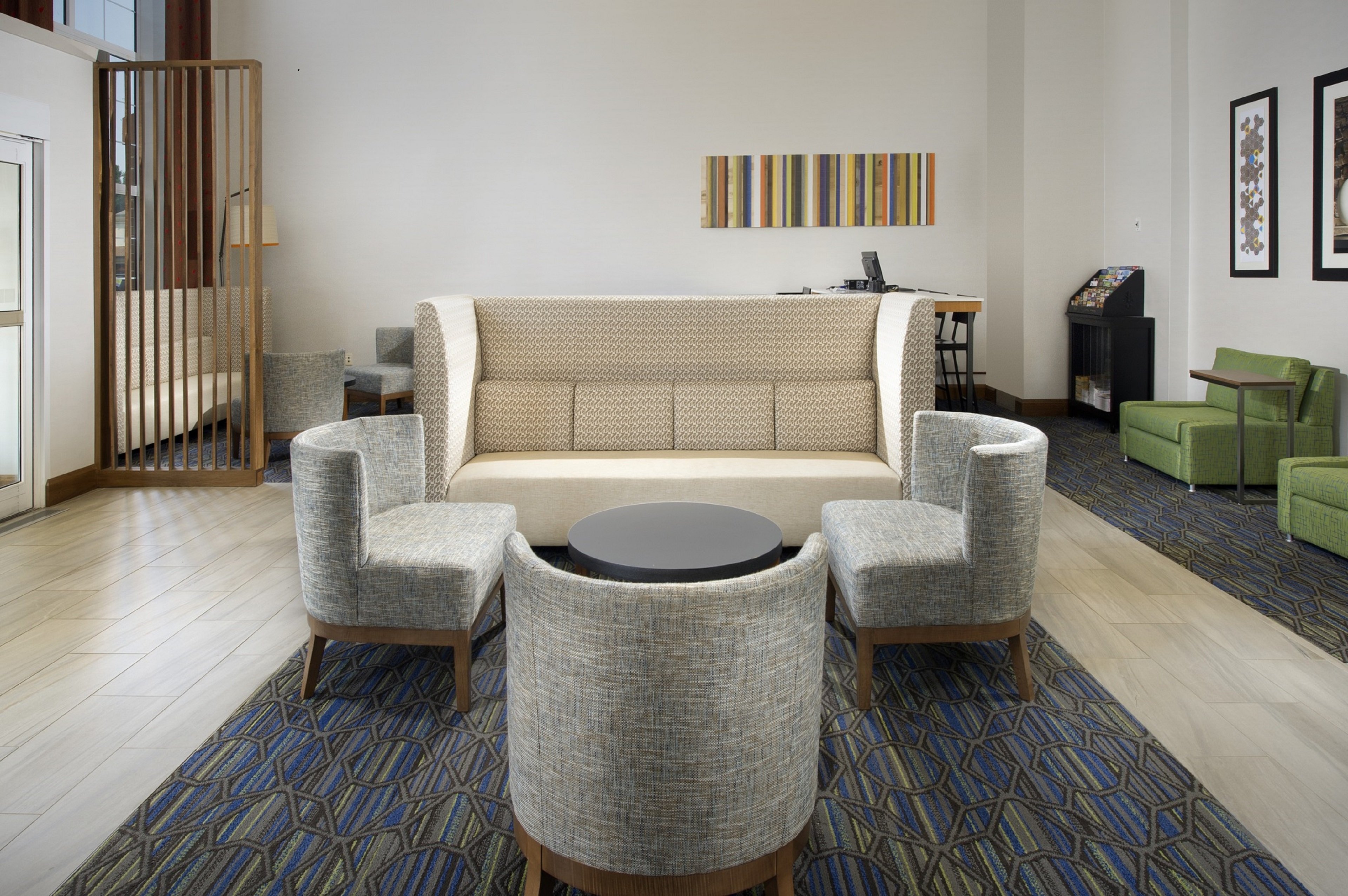 HOLIDAY INN EXPRESS & SUITES CHARLOTTESVILLE - RUCKERSVILLE 35/54