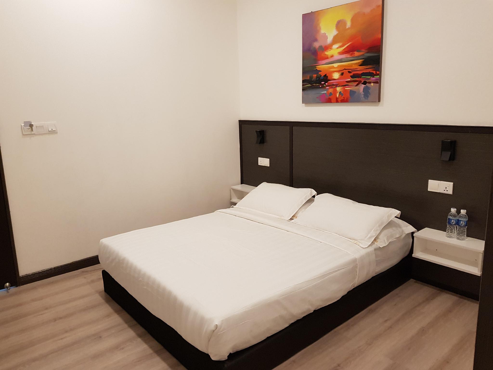 Standard, Queen Bed, No Window