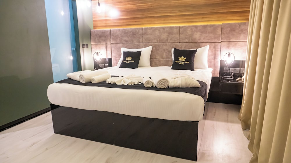 Crown Salamis Hotel 13/25