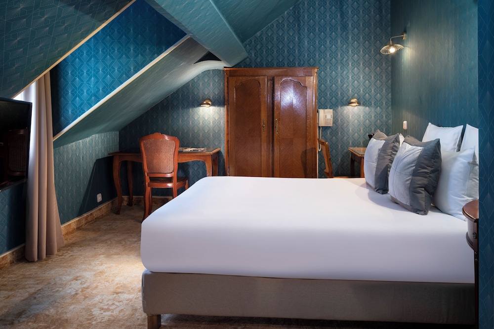 ROOM, DOUBLE BED