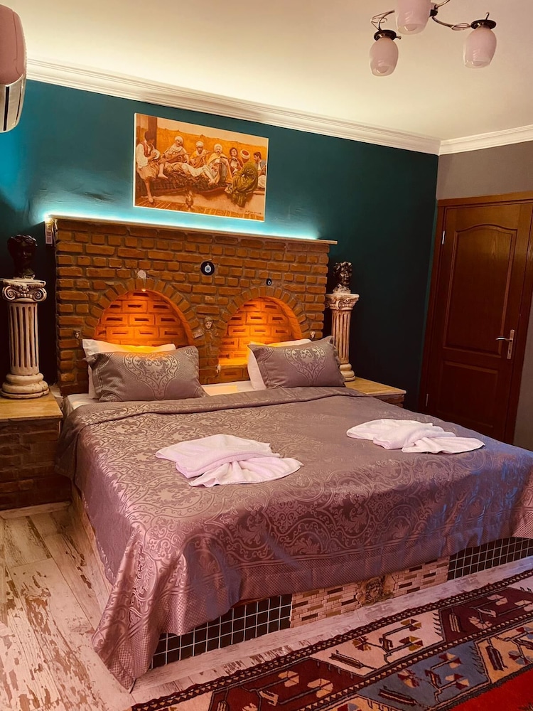 Rebetika Hotel 24/67