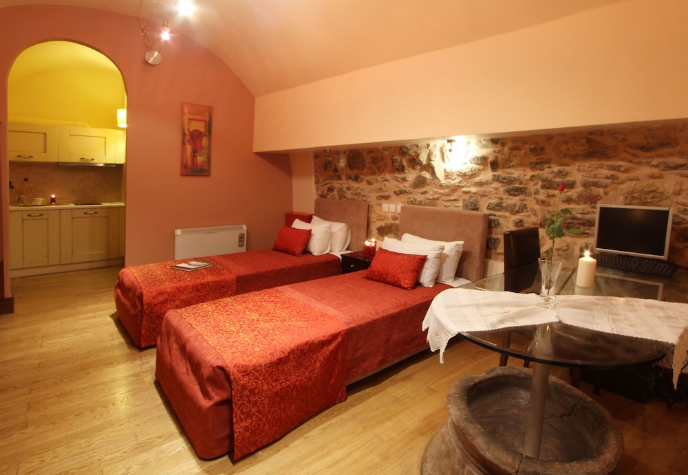 MEDIEVAL CASTLE SUITES TRADITIONAL 10/50