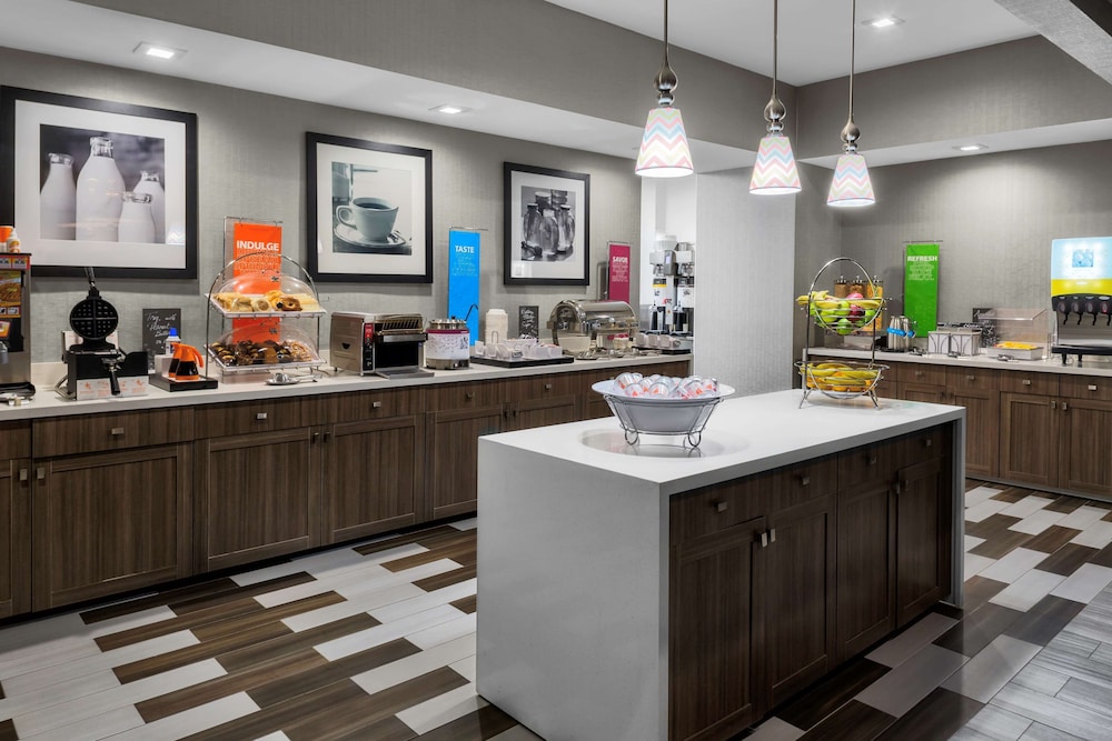 Hampton Inn & Suites Los Angeles/Hollywood 43/52