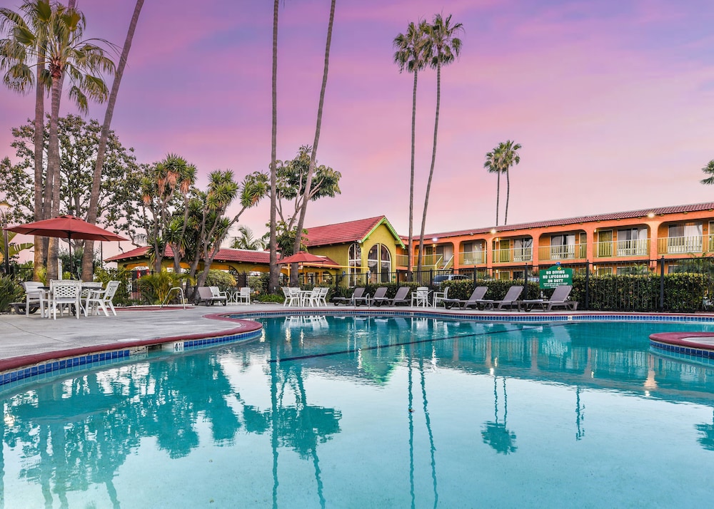 Vagabond Inn Costa Mesa 35/48