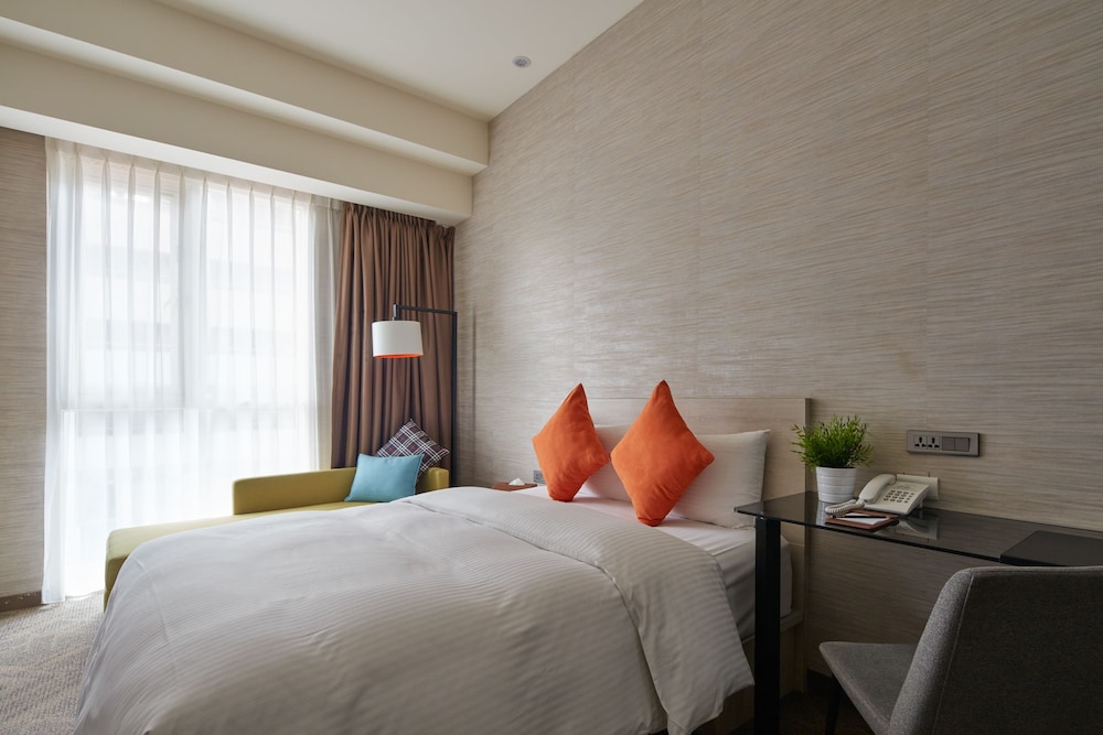 VIA HOTEL TAIPEI STATION 13/50