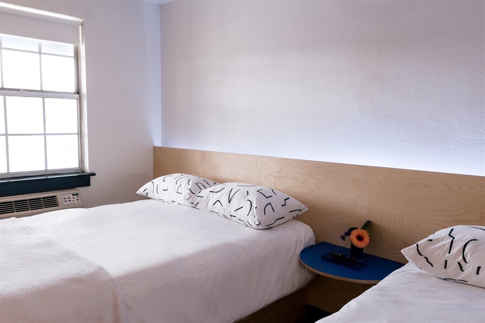 The Iris Motel 25/48