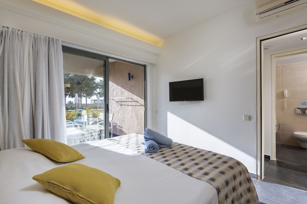1 BEDROOM, FAMILY, INLAND VIEW
