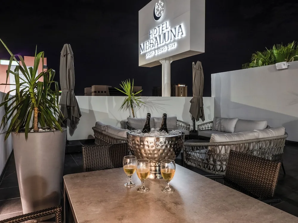 Hotel Mesaluna Short and Long Stay 52/74