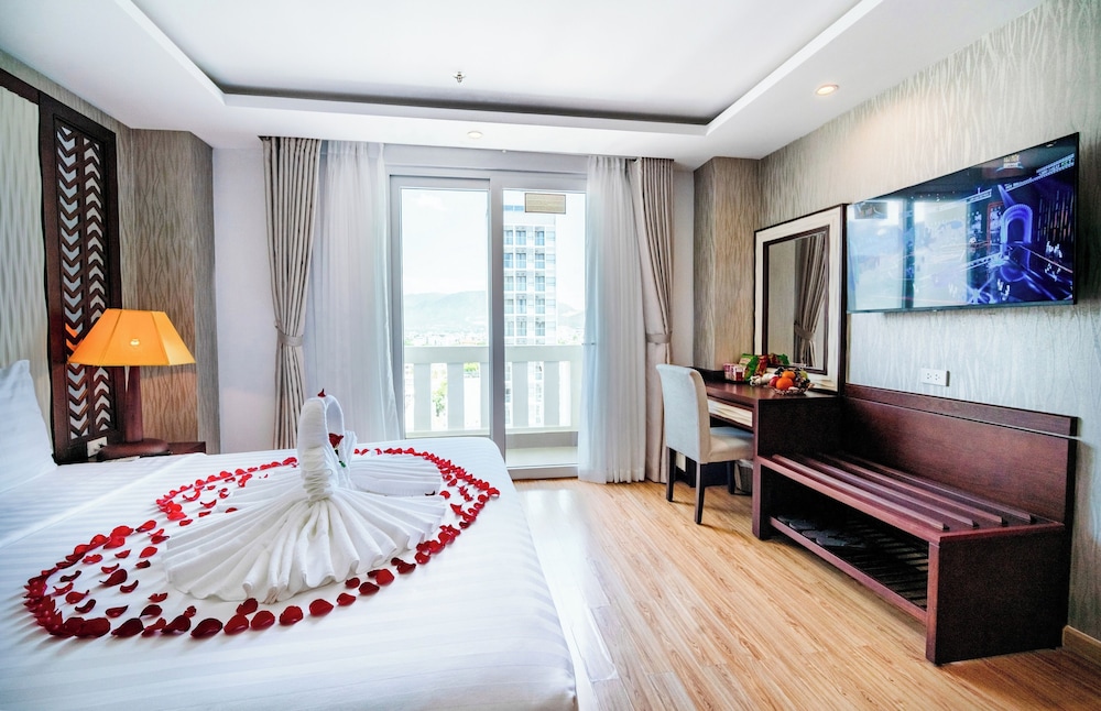 SUITE, DOUBLE BED, CITY VIEW