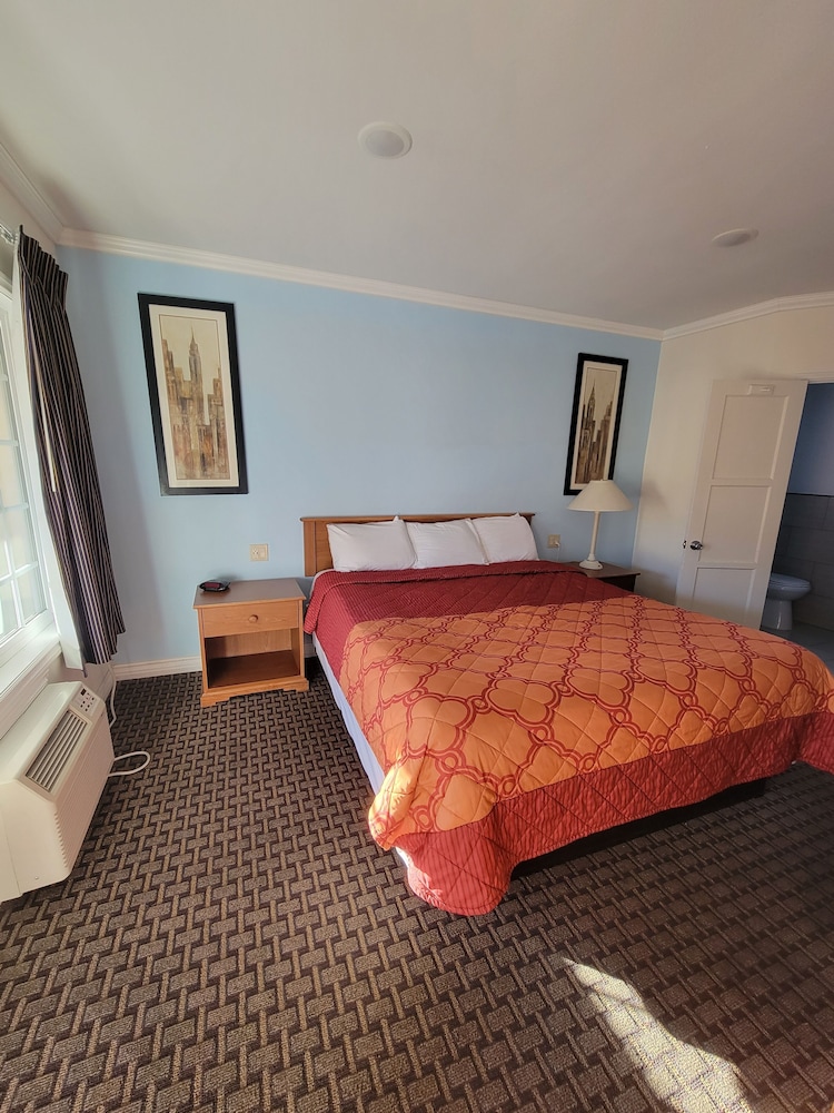 Townhouse Motel 32/57