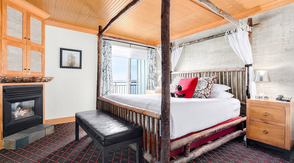 The Edgewater Hotel 7/50