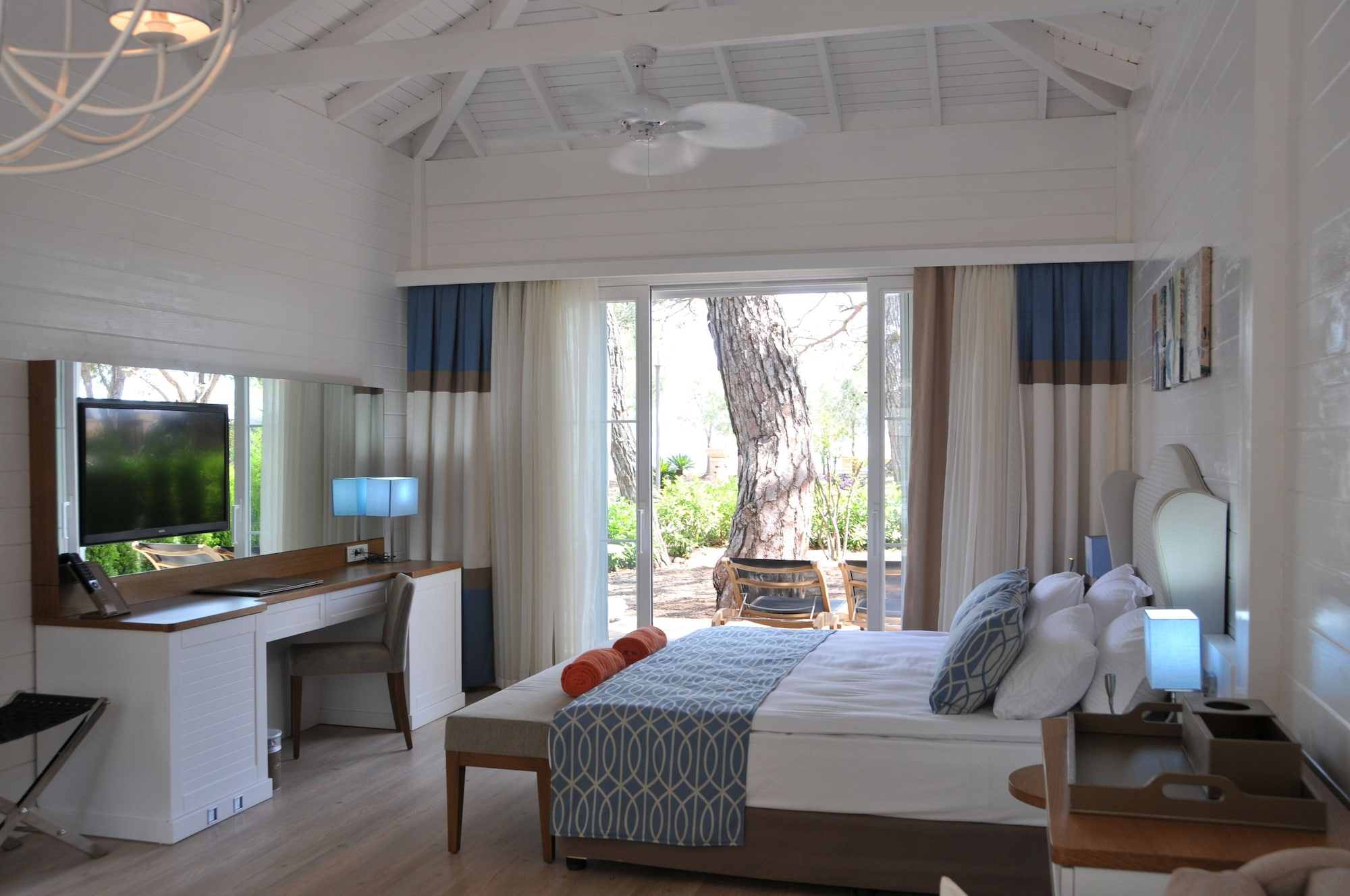 Cedar, House, 1 Queen and 1 Single Bed, Lagoon View, Sofa
